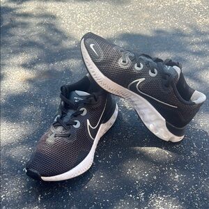 Nike renew women’s sneakers